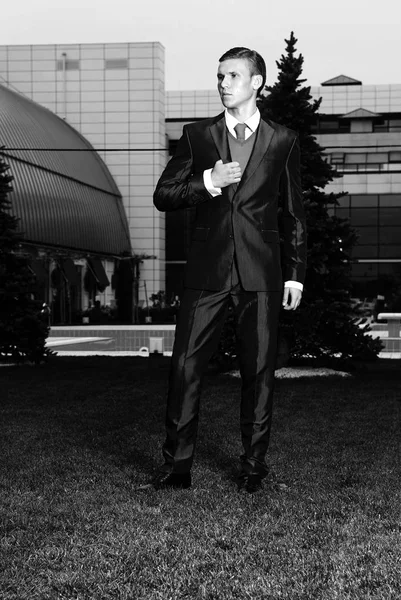 Portret van een aantrekkelijke jonge zakenman in stedelijke achtergrond pak en stropdas dragen. Op zoek naar de camera. Klassieke stijl. Studio schoot — Stockfoto
