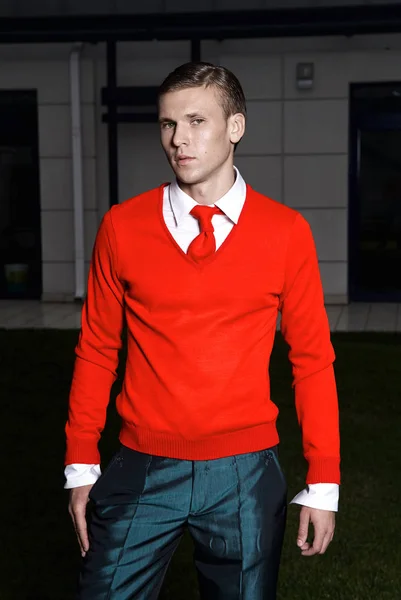 Portret van een aantrekkelijke jonge zakenman in stedelijke achtergrond rood jasje en rode stropdas dragen. Op zoek naar de camera. Klassieke stijl — Stockfoto