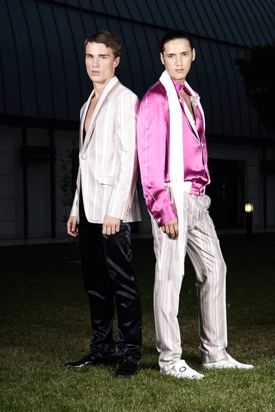Mode portret van twee jonge sexy knappe mannen modellen in casual doek pak op groen gras — Stockfoto
