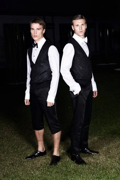 Mode portret van twee jonge sexy knappe mannen modellen in casual doek pak op groen gras — Stockfoto