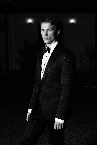 Portrait of an attractive young businessman in urban background wearing suit and necktie. Looking to the camera. Classic style. Studio shot — Stock Photo, Image