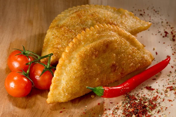 Cheburek - torta frita com carne e cebolas. Prato tradicional de muitos povos turcos e mongóis. Sumo de tomate . — Fotografia de Stock