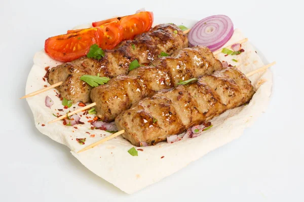 Lulya Kebab aus Fleisch auf weißem Teller und Holzbrett mit Dill. — Stockfoto