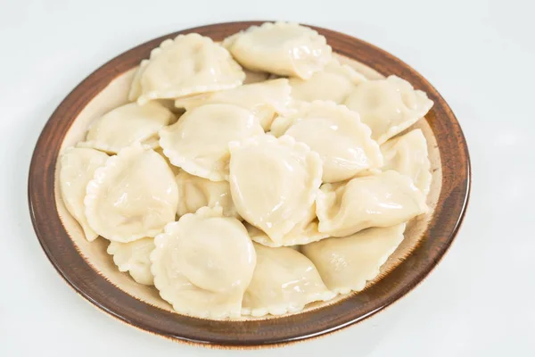 Vareniks met kaas zijn Oekraïense voedingsmiddelen close-up geïsoleerd op witte achtergrond — Stockfoto