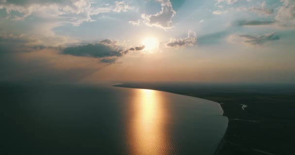 Goldener Sonnenaufgang mit dramatischer Wolkenlandschaft über dem Meer -Video — Stockvideo