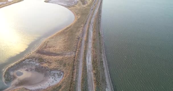 El resplandor del sol en el agua. Azov mar Liman, Ucrania — Vídeos de Stock