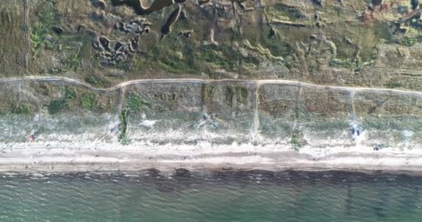 Costa selvagem do Mar de Azov, banco íngreme, Ucrânia, vista aérea vídeo clipe Ultra HD 4K — Vídeo de Stock