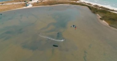 Kitesurfing Azov Denizi'nde. Hava 4k sinema uçurtma sörf üstten görünüm