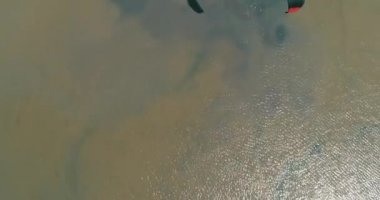 Kitesurfing Azov Denizi'nde. Hava 4k sinema uçurtma sörf üstten görünüm