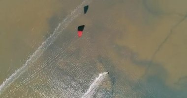 Kitesurfing Azov Denizi'nde. Hava 4k sinema uçurtma sörf üstten görünüm