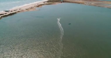 Kitesurfing Azov Denizi'nde. Hava 4k sinema uçurtma sörf üstten görünüm