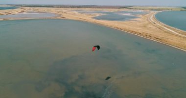 Kitesurfing Azov Denizi'nde. Hava 4k sinema uçurtma sörf üstten görünüm