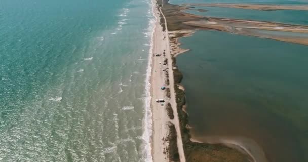 4K vista aérea drone da costa atlântica da Namíbia, estrada ao longo da costa de Swakopmund para Walvis Bay, praia, ponto de ruptura de surf, paisagem com fundo oceânico de dunas de areia na costa oeste da Namíbia — Vídeo de Stock