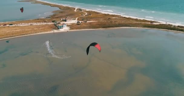 Kitesurfing Στην Αζοφική Θάλασσα Εναέρια Κινηματογραφική Kite Surfing Κάτοψη — Αρχείο Βίντεο