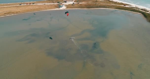 Kitesurf no mar de Azov. 4k aérea kite cinemática surf vista superior — Vídeo de Stock