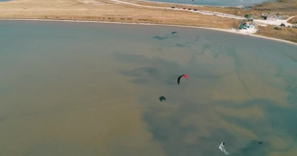 Kitesurfing στην Αζοφική Θάλασσα. Εναέρια 4k κινηματογραφική kite surfing κάτοψη — Αρχείο Βίντεο