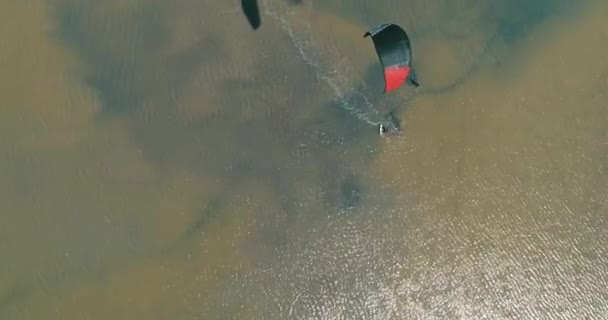 Kitesurfing v moři Azov. Letecká 4k jako v kině kite surfing pohled shora — Stock video