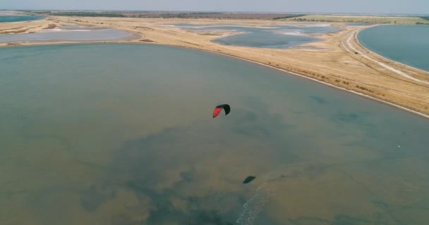 Kitesurfen in de zee van Azov. Luchtfoto 4k filmische kite surfen bovenaanzicht — Stockvideo