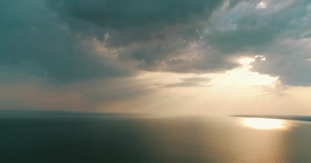 Golden sunrise με δραματική cloudscape πάνω από τη θάλασσα βίντεο — Αρχείο Βίντεο