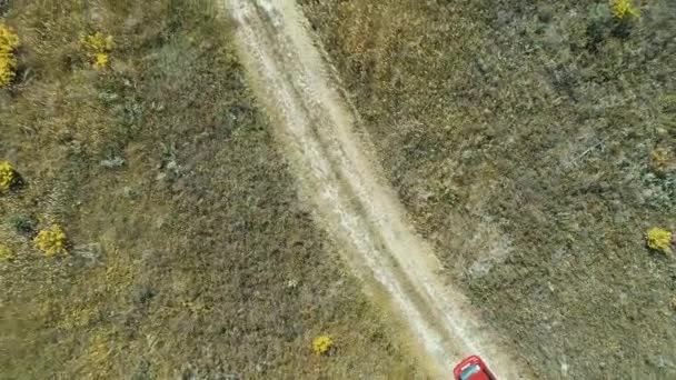 Snel gaan langs het schilderachtige platteland en de agro-aarde — Stockvideo