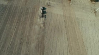 Hava: Yalnız traktör pulluk buğday alanı