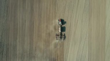 Hava: Yalnız traktör pulluk buğday alanı