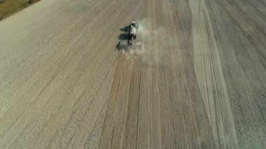 Hava: Yalnız traktör pulluk buğday alanı