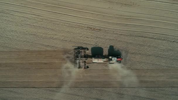 空中︰ 孤独拖拉机犁麦场 — 图库视频影像