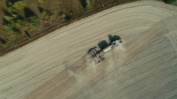 Aeronáutica: trator solitário arar o campo de trigo — Vídeo de Stock