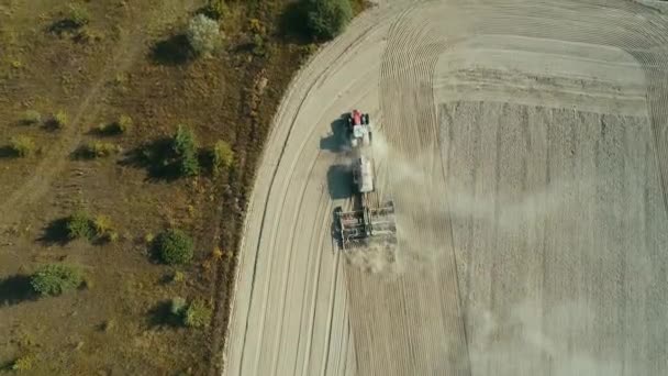 Antenne: Einsamer Traktor pflügt das Weizenfeld — Stockvideo