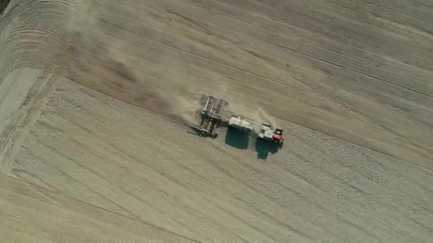 Luchtfoto: Lonely trekker-ploeg het tarweveld — Stockvideo