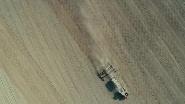 Antena: Samotny ciągnika orać pole pszenicy — Wideo stockowe