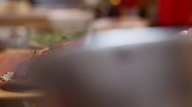 lüks restoranda lezzetli deniz ürünleri salatası hizmet veren aşçı