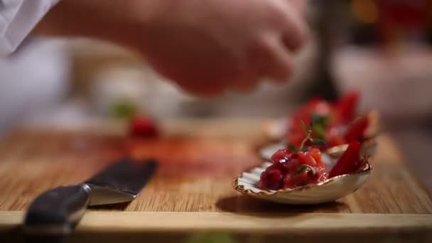 Chef-kok serveert heerlijke visgerechten salade in luxe restaurant — Stockvideo