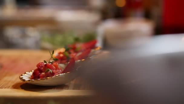 品尝美味的海鲜沙拉在豪华的餐厅的厨师 — 图库视频影像