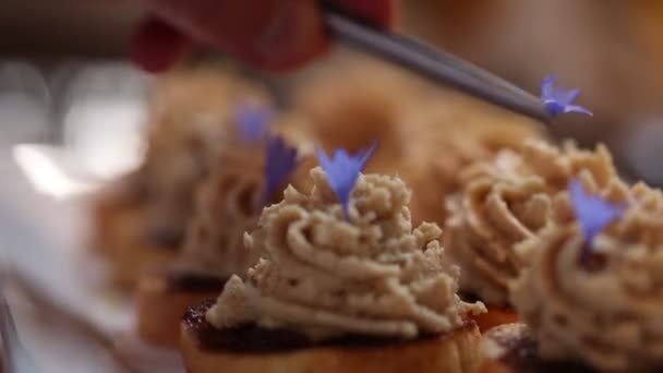 Szef kuchni wieńczy pasztet z jadalnych fioletowe płatki — Wideo stockowe