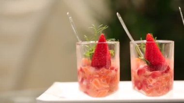 Çilek ve cam de somon taze salata. Kamera hareketleri--dan yan.