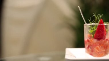 Çilek ve cam de somon taze salata. Kamera hareketleri--dan yan.