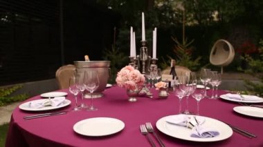 Şarap ve su boş gözlük cam bir restoran odak kayması şenlikli bir tabloda ayarlayın. Masa dekorasyonu