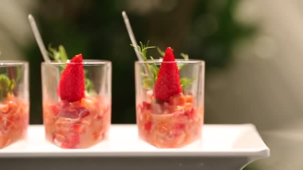 Frisse salade met aardbei en zalm in glas. Camera beweegt van kant. — Stockvideo