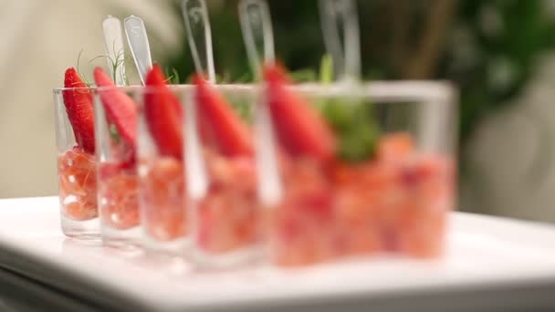 Frischer Salat mit Erdbeere und Lachs im Glas. Kamera bewegt sich von Seite. — Stockvideo