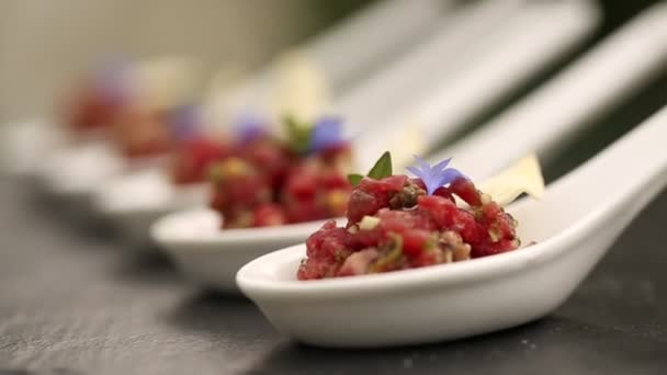 Rindfleisch-Carpaccio-Vorspeise, geschnittenes rohes Rindfleisch mit Olivenöl, Knoblauch und Limette in Nahaufnahme Textur — Stockvideo