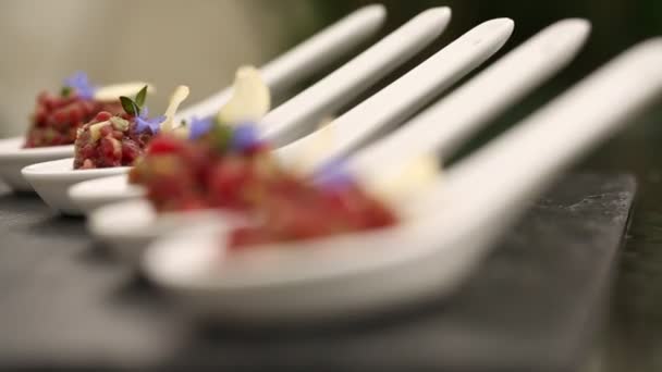 Rundvlees carpaccio voorgerecht schotel, gesneden rauw rundvlees met olijfolie, knoflook en kalk close-up textuur — Stockvideo