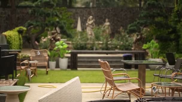 La pluie dans un parc vide 