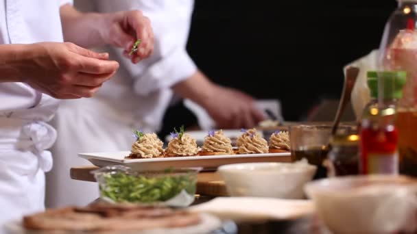 Chef adorna paté con pétalos morados comestibles — Vídeo de stock
