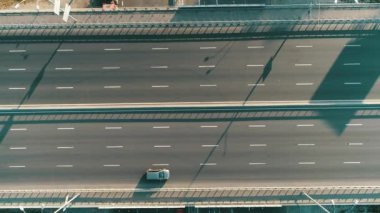 Yukarıdan, otomobil trafik ve reçel birçok otomobil, ulaşım kavramı yol kavşağı hava Üstten Görünüm