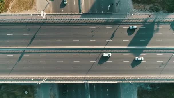 Vista aerea dall'alto del bivio stradale dall'alto, traffico automobilistico e ingorgo di molte auto, concetto di trasporto — Video Stock