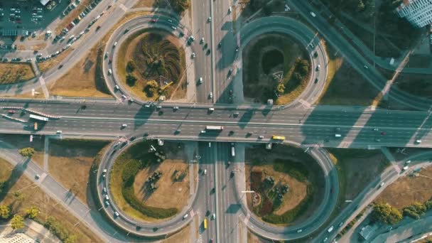 Rotunda do veículo a motor de cima — Vídeo de Stock