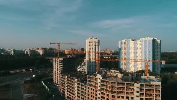 De bouwkraan en het gebouw tegen de blauwe lucht — Stockvideo