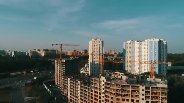 La grúa de construcción y el edificio contra el cielo azul — Vídeos de Stock